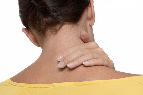 dhimbje qafe si simptomë e osteokondrozës së qafës së mitrës