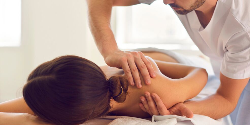 Një nga metodat efektive për trajtimin e artrozës së nyjeve të shpatullave është masazhi. 