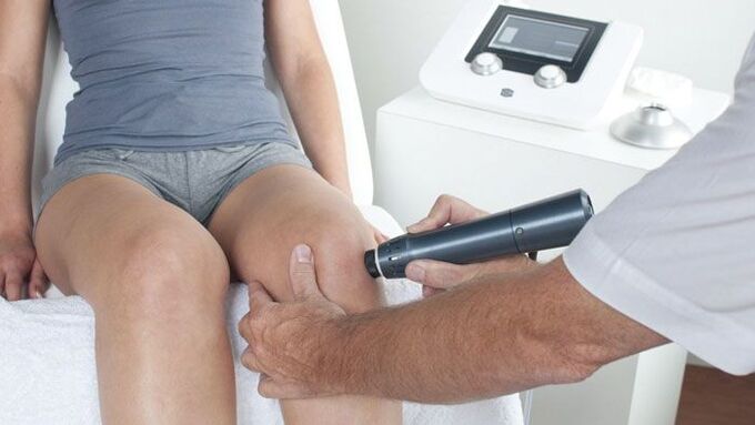 Procedura e terapisë me ultratinguj për dhimbjen në nyjen e gjurit