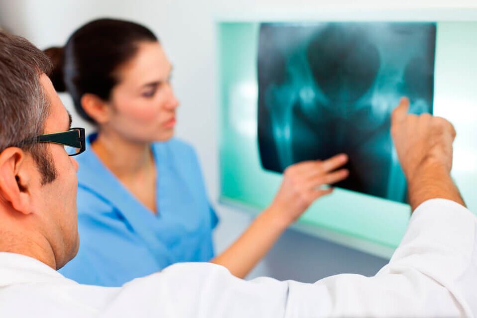 Një reumatolog ose traumatolog diagnostikon dhimbjen në nyjen e hipit. 