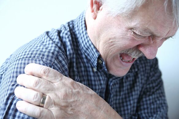 Dhimbje në shpatull tek një burrë i moshuar i diagnostikuar me artrozë të nyjës së shpatullës